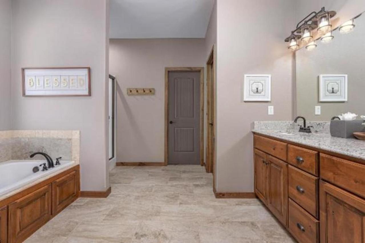 Spacious Home In Branson - 8 Bed, 6 Bath & Hot Tub Hollister Kültér fotó